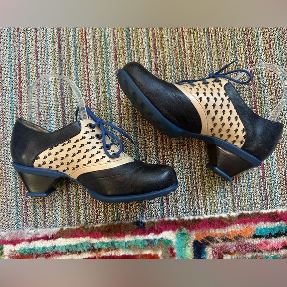 Fluevog NEARLY NEW Hopes Promise navy/cream lace up heels w/ F cutouts - 7.5/8 - Picture 9 of 16